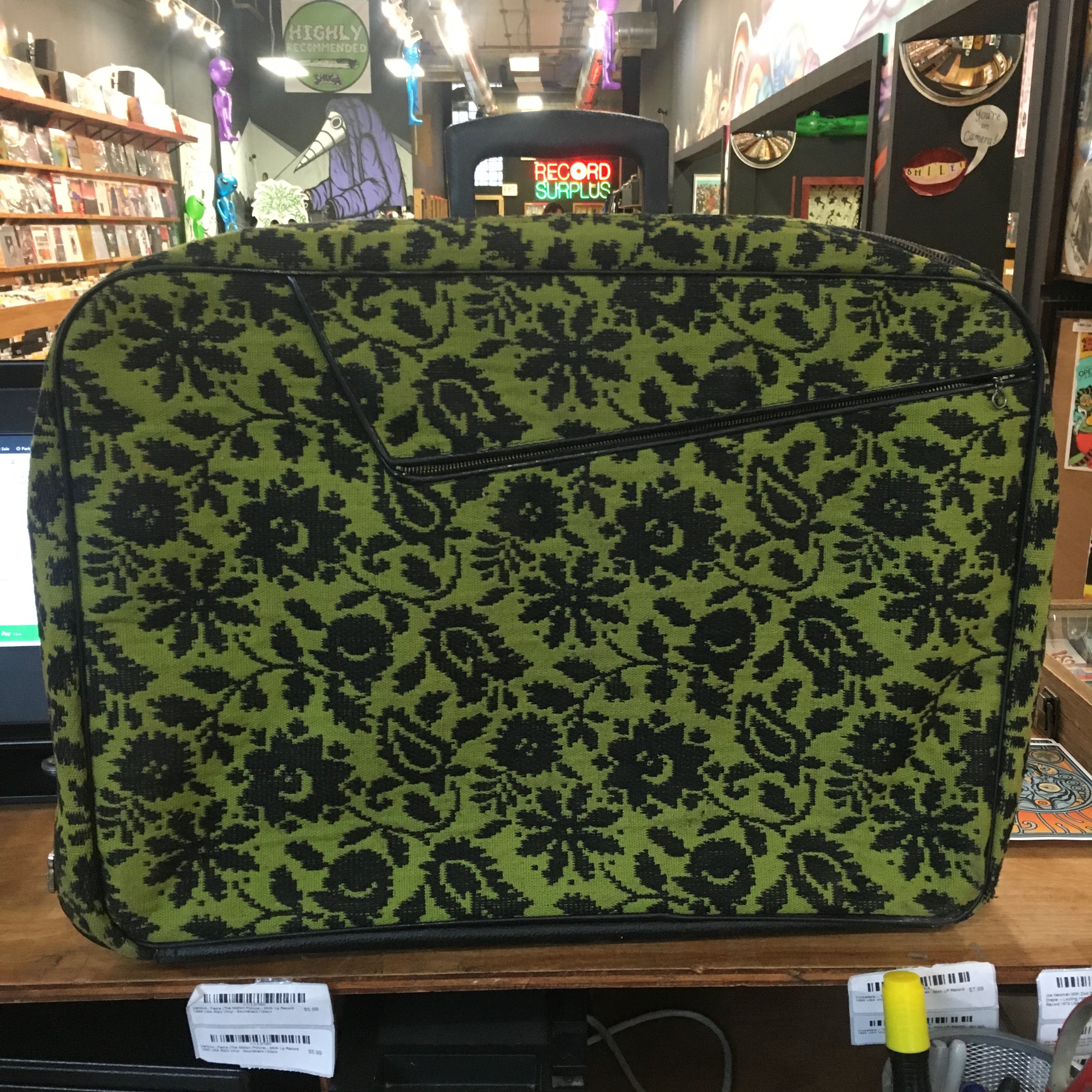 Antique-Style Green Carpet Handbag for Fashion Enthusiasts